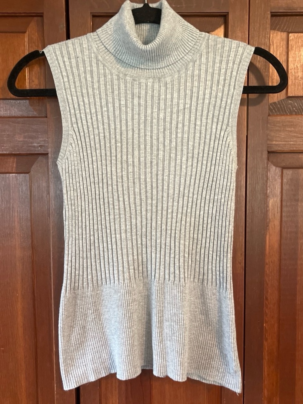 Dress Barn Light Gray Sleeveless Ribbed Turtleneck Top